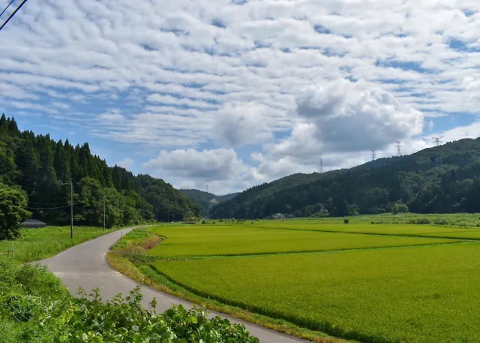 白神山地の麓でヤギのいるゲストハウス　あわじ商店